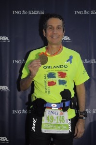 Con mi medalla de participación, luego de completar el maratón de New York.