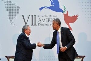 Castro y Obama se saludan durante su reunión en la Cumbre de las Américas.
